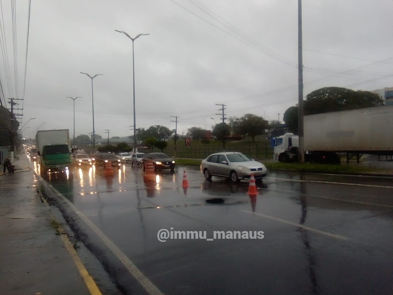 Buraco na Torquato Tapajós abre novamente durante forte chuva em Manaus