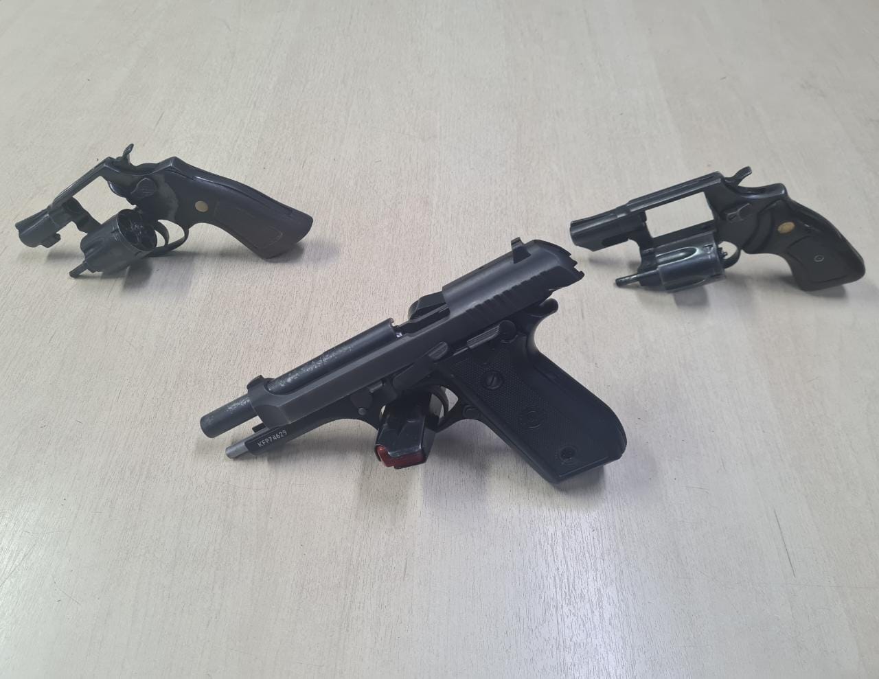 Homem é flagrado com sacola cheia de armas em Manaus