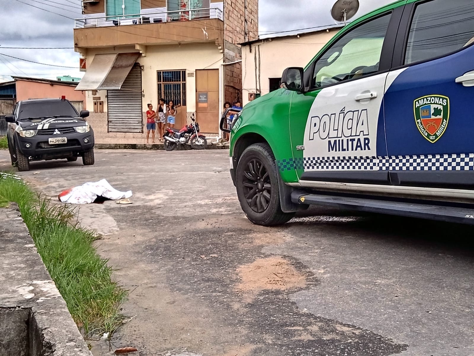 Homem é morto com tiros na cabeça por grupo em carro em Manaus