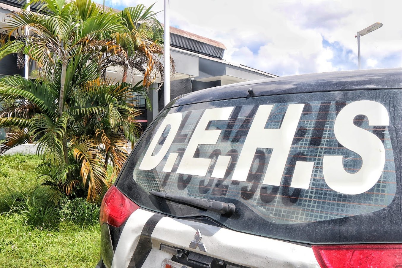 Homem é morto a facadas e tem corpo abandonado em beco de Manaus