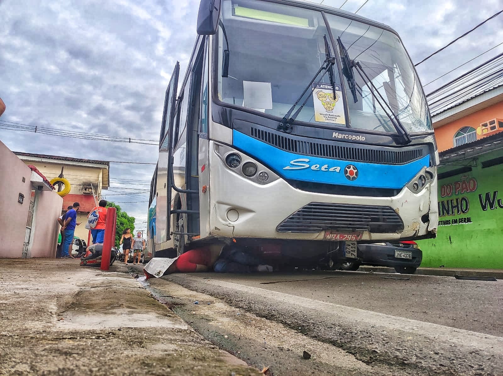 Suspeito de assalto morre atropelado por ônibus em Manaus