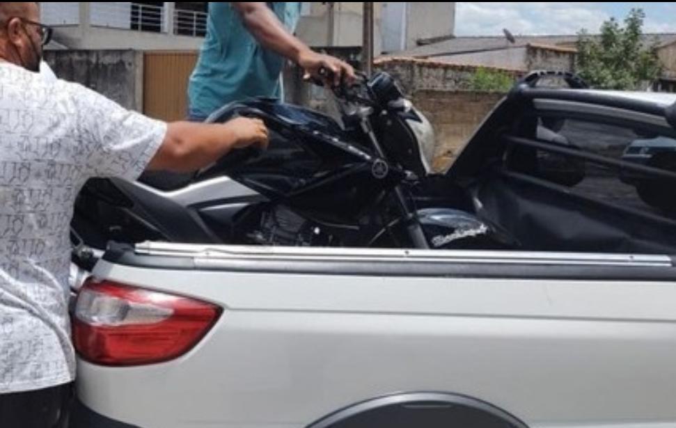 Homem que fugiu de casamento com moto da noiva devolve o veículo quebrado