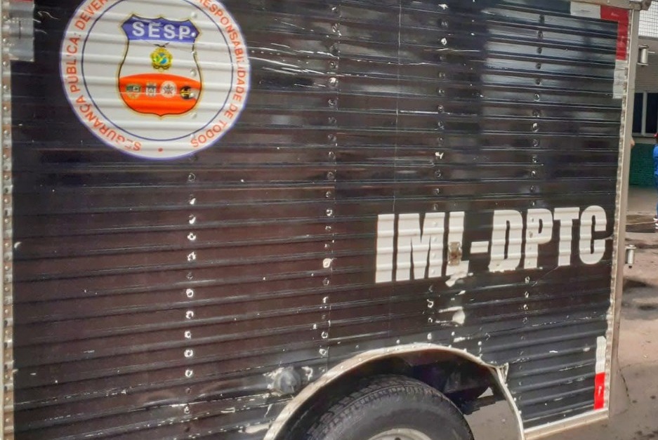 Catadores se deparam com feto sendo atacado por urubus em lixão no Amazonas