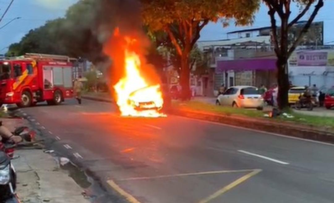 Carro fica destruído após pegar fogo em Manaus; vídeo