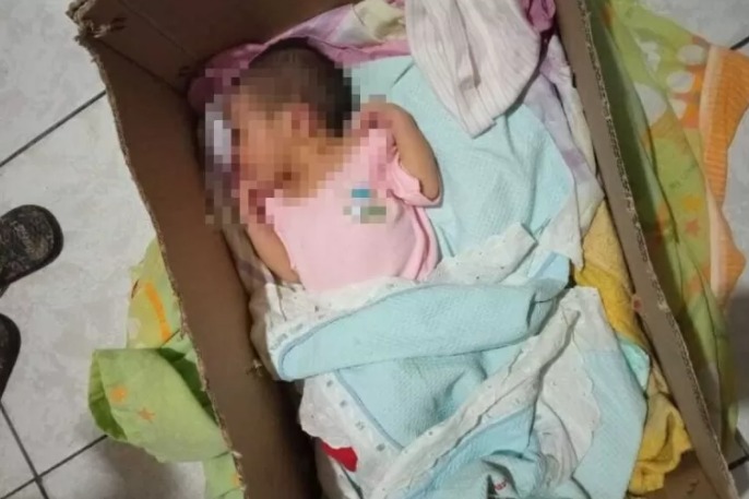 Recém-nascida com cordão umbilical é encontrada dentro de lixeira
