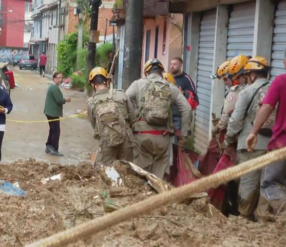 Sobe para 80 número de mortos após temporal em Petrópolis; 8 são crianças