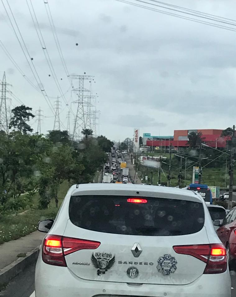 Longo engarrafamento é registrado na Avenida das Torres nesta quinta