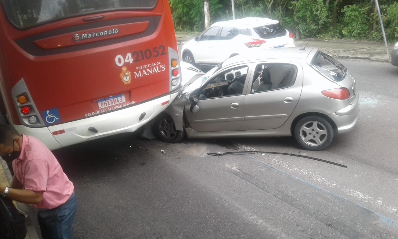 Carro para debaixo de ônibus em grave acidente em Manaus