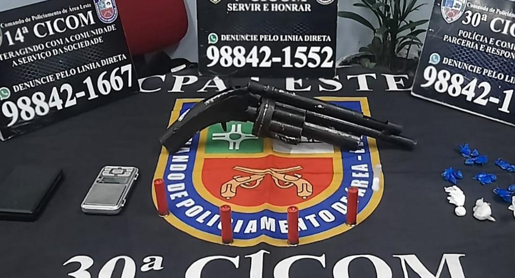Homem é preso com drogas e arma caseira em Manaus