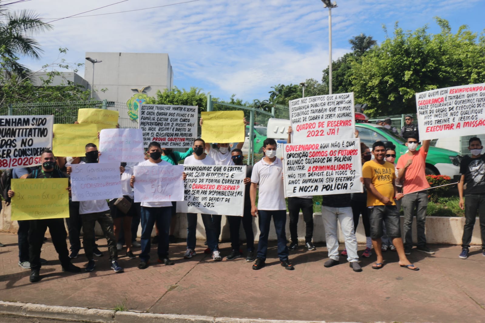 Candidatos do concurso da PM e Bombeiros fazem manifestação em Manaus