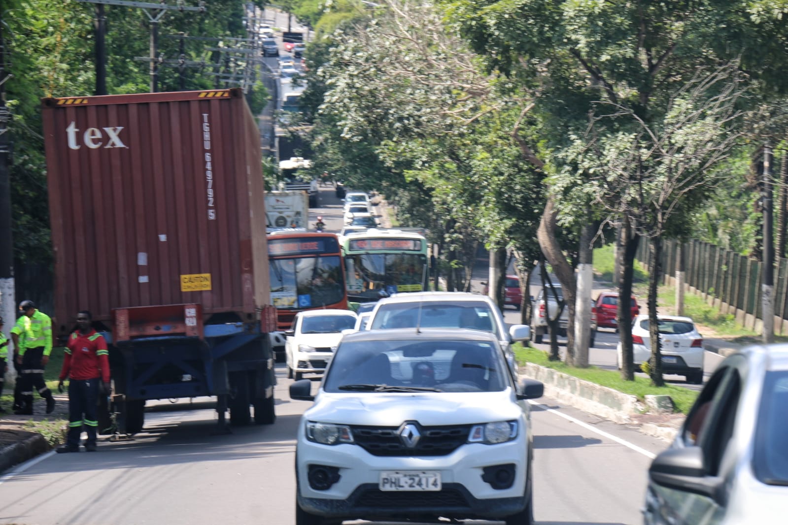 Carreta em pane deixa avenida de Manaus com trânsito caótico