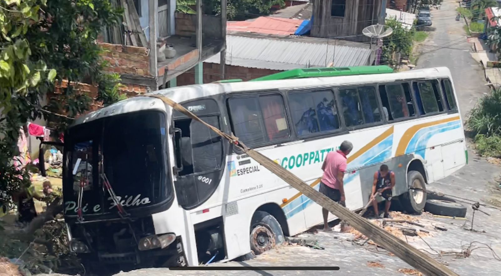 Com 40 passageiros, ônibus fica preso em cratera a caminho de balneário em Manaus