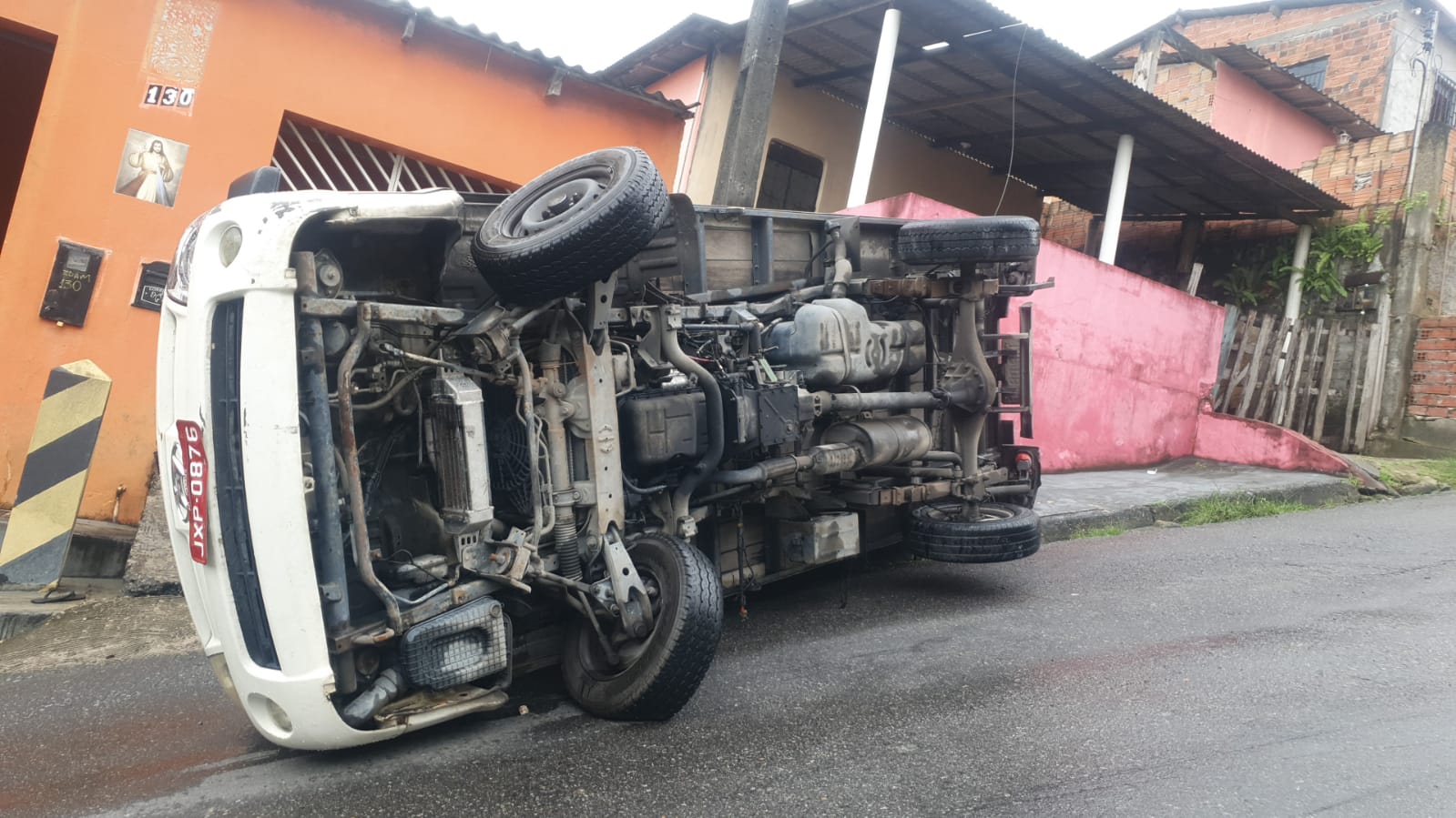 Caminhão com garrafões de água tomba ao tentar subir ladeira em Manaus