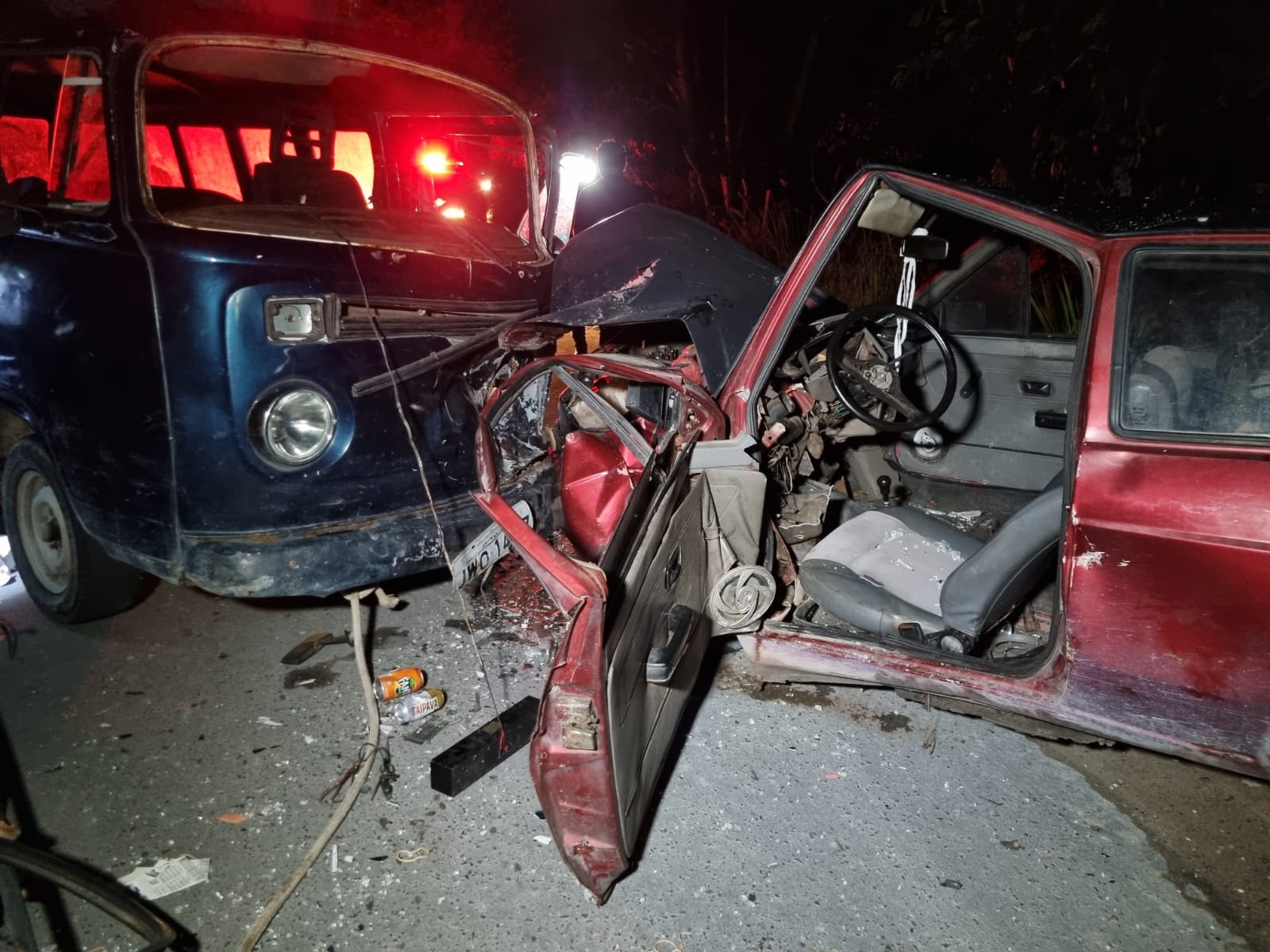 Acidente entre carro e kombi deixa homem preso em ferragens em Manaus