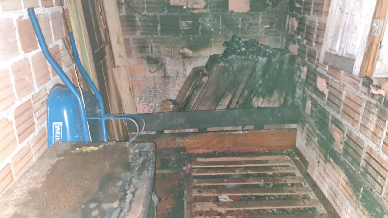 Casa com idosa e crianças pega fogo após curto circuito, em Manaus