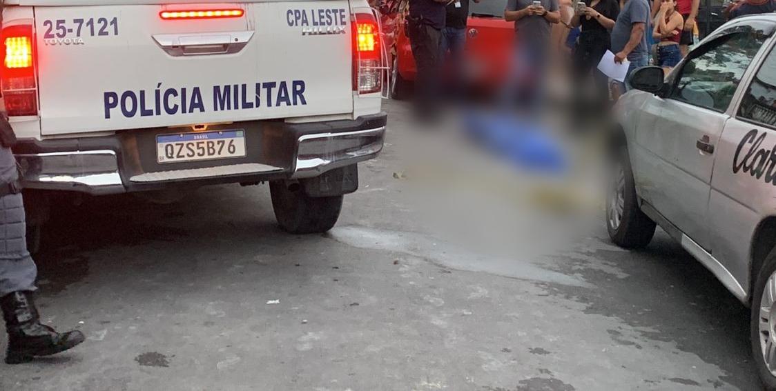 Homem é assassinado por grupo de criminosos em carro em Manaus