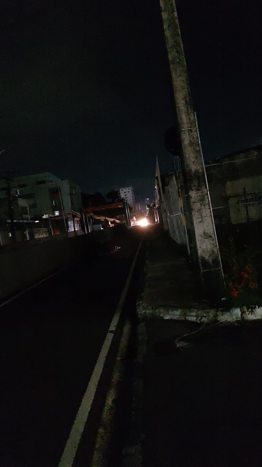 Bairros de Manaus ficam sem energia elétrica na noite deste domingo