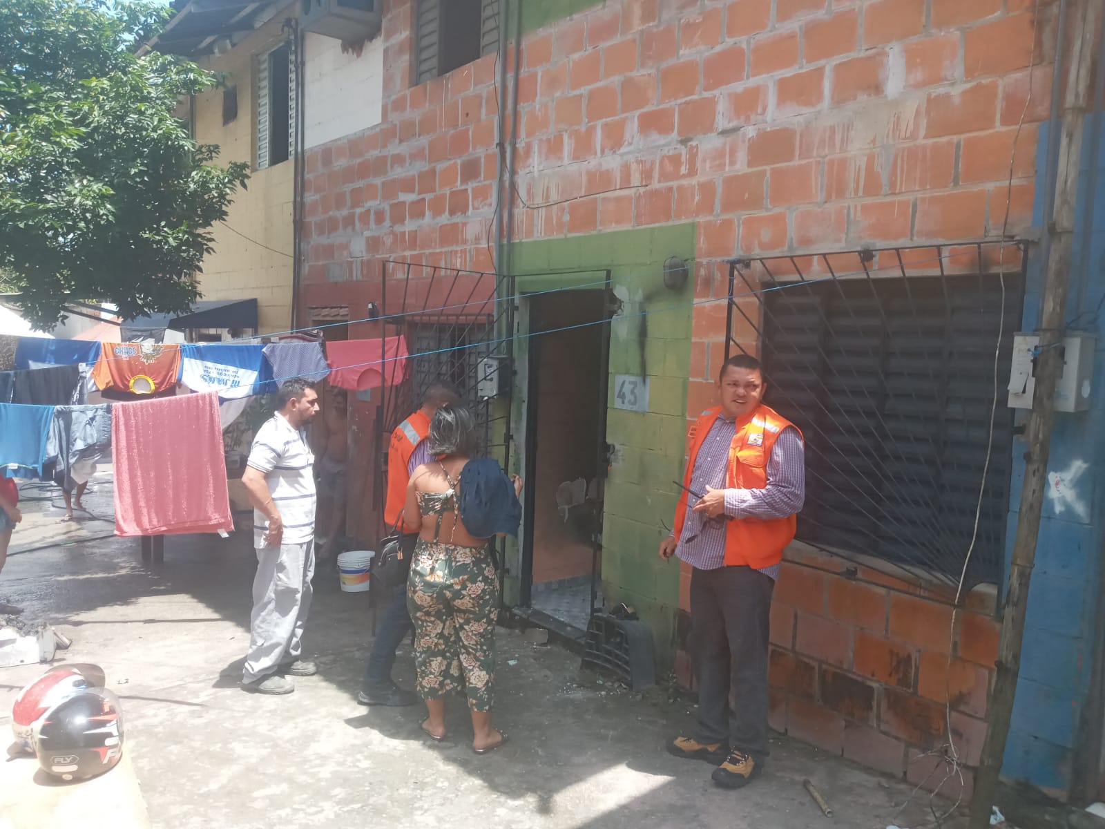 Casa pega fogo e assusta família em Manaus 