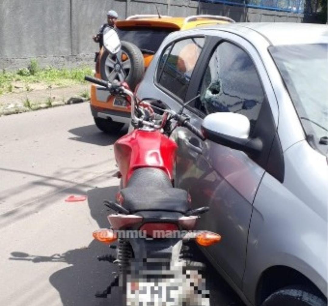Acidente entre carro e moto deixa duas pessoas feridas em Manaus