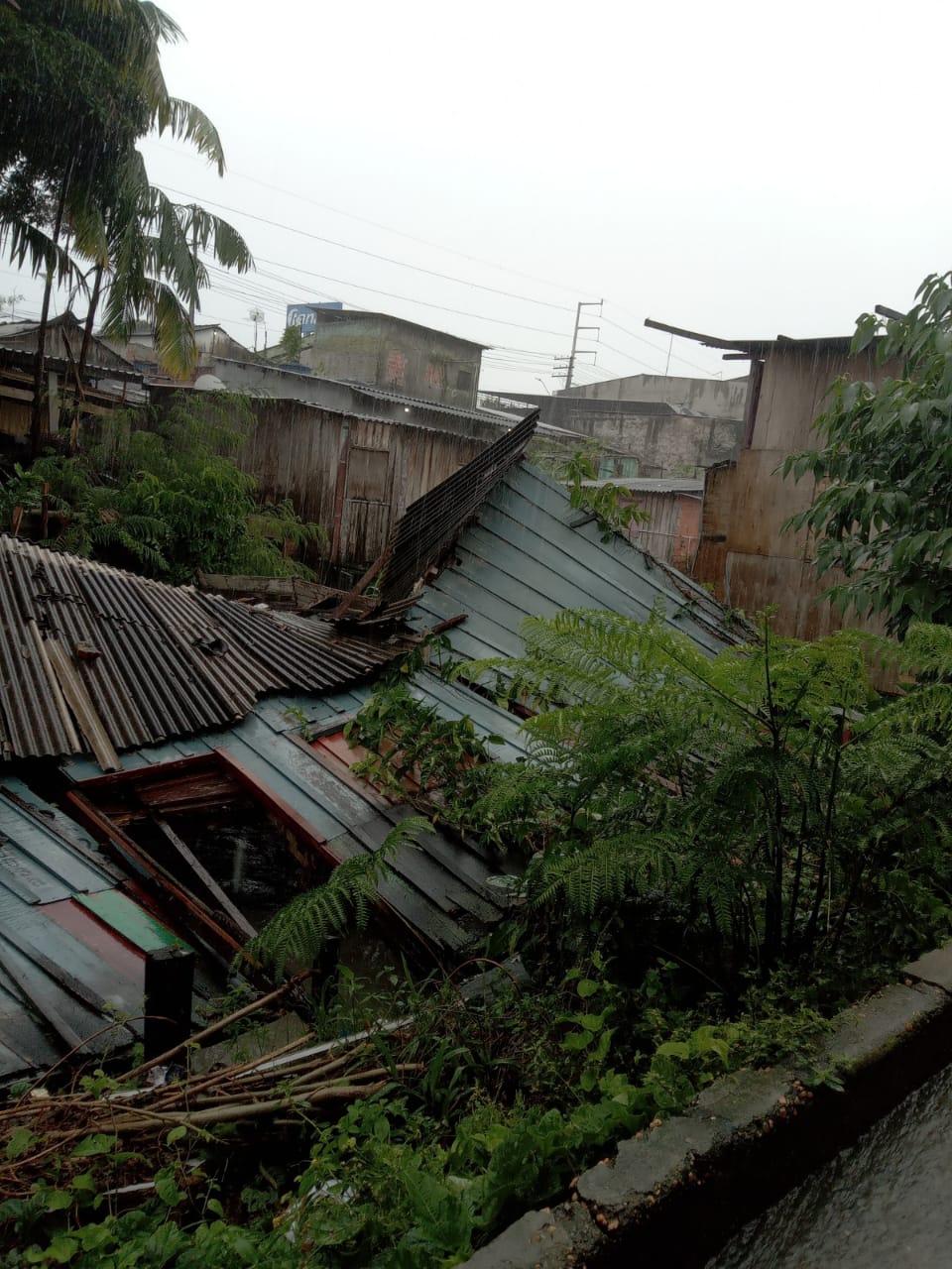 Casa desaba em área de risco durante temporal em Manaus