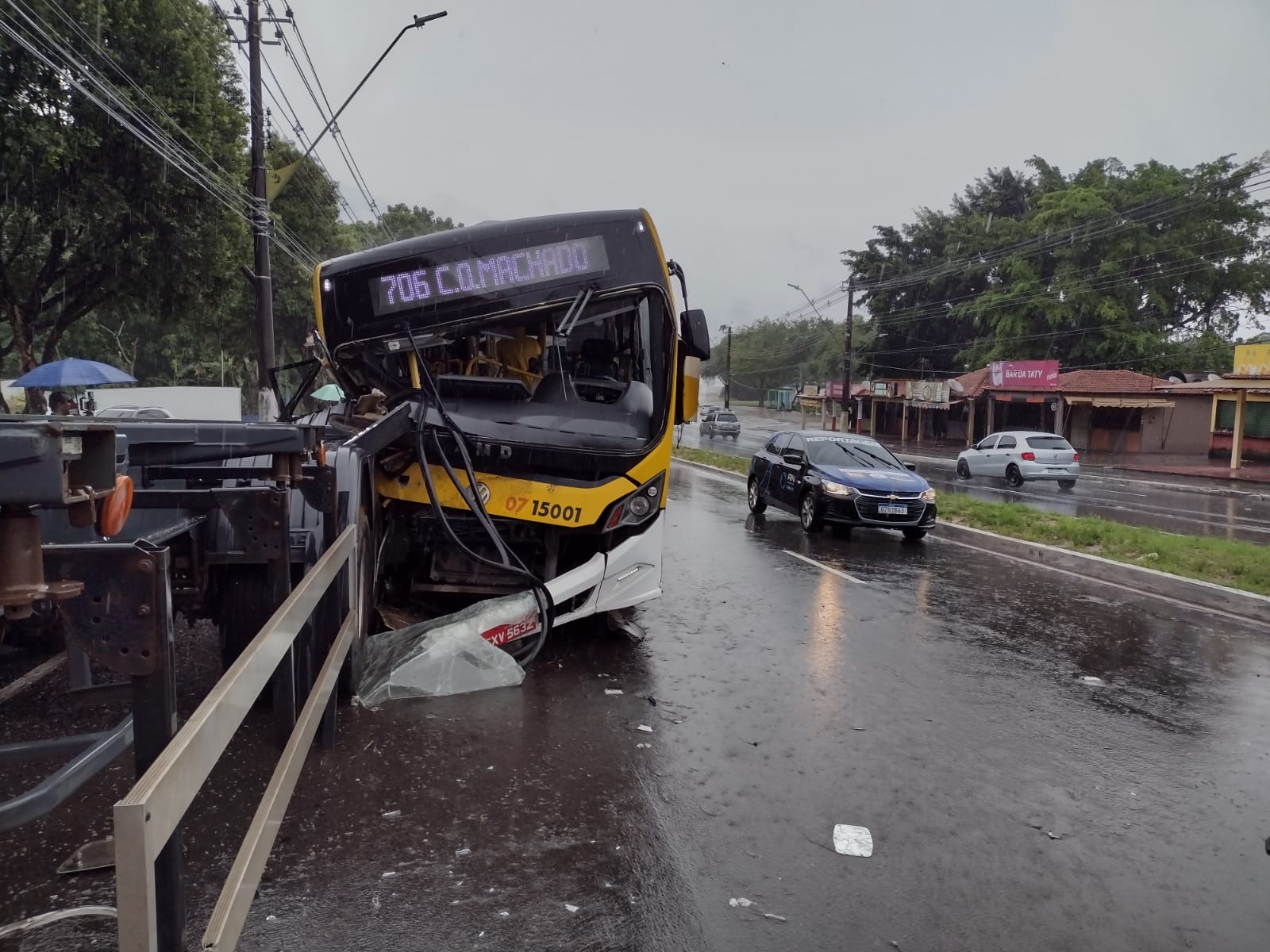 Passageira de ônibus que colidiu com carreta segue internada em Manaus