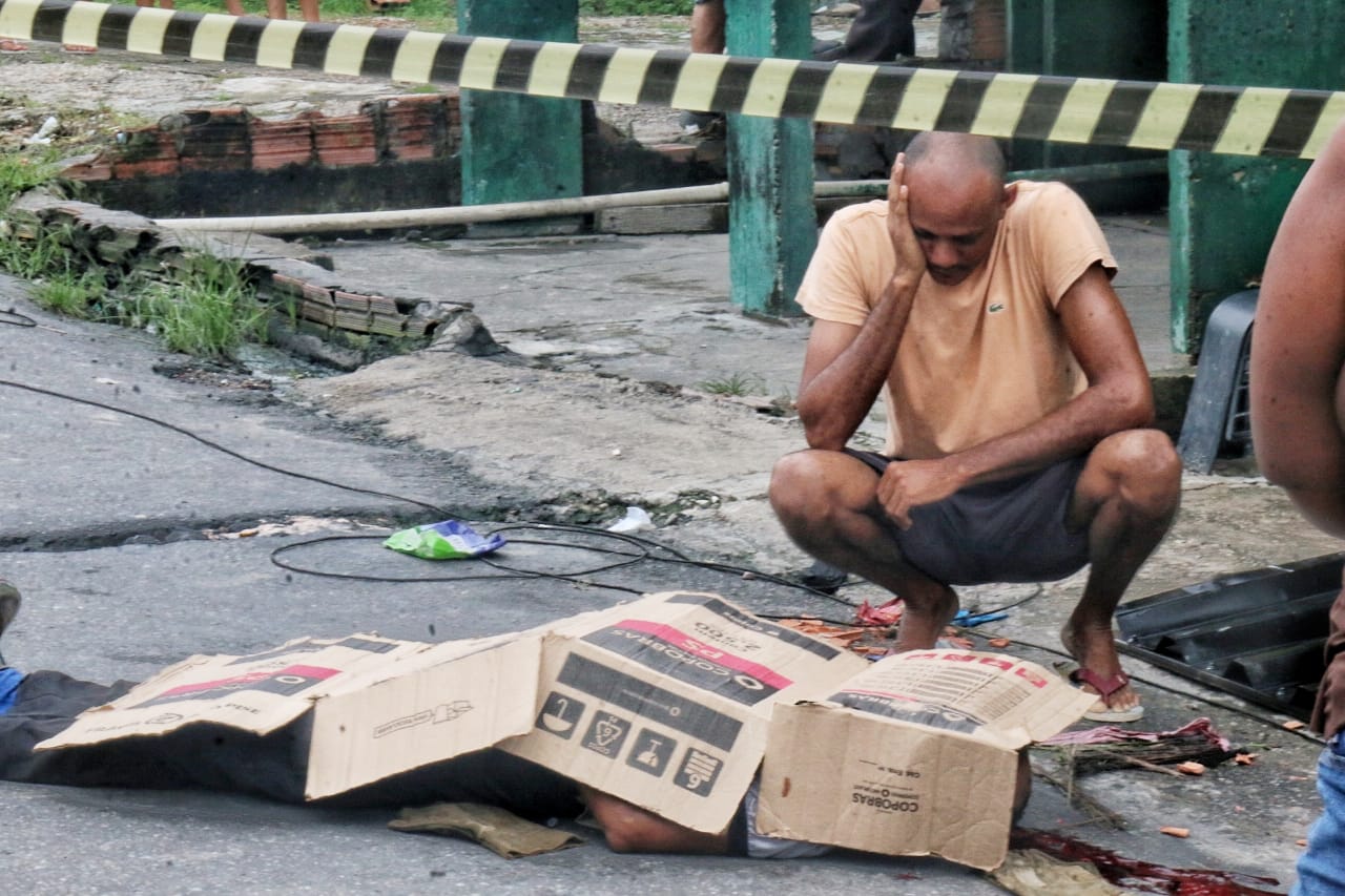 Homem morre eletrocutado enquanto trabalhava no teto de casa em Manaus