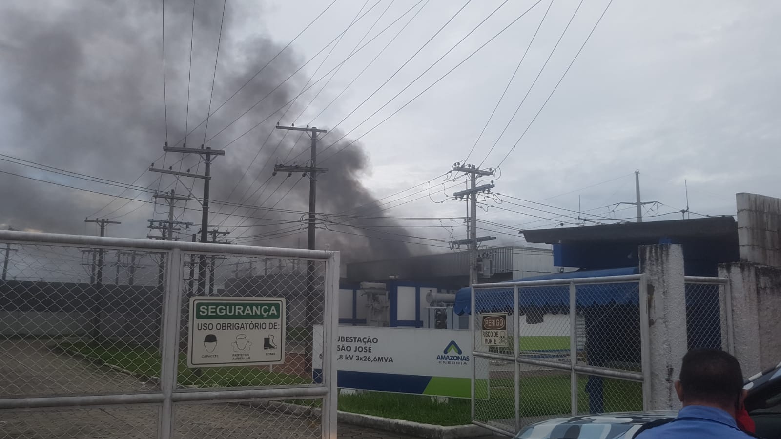 Moradores reclamam de falta de energia horas após incêndio em subestação em Manaus