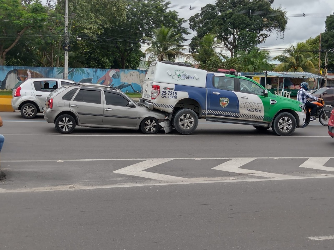 Carro vai parar debaixo de viatura durante acidente em Manaus
