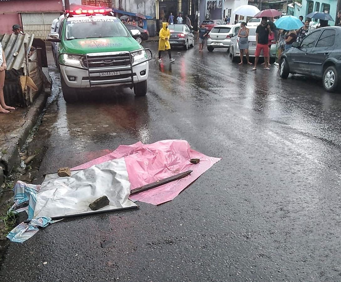 Homem é perseguido e morto a tiros por criminosos em carro em Manaus