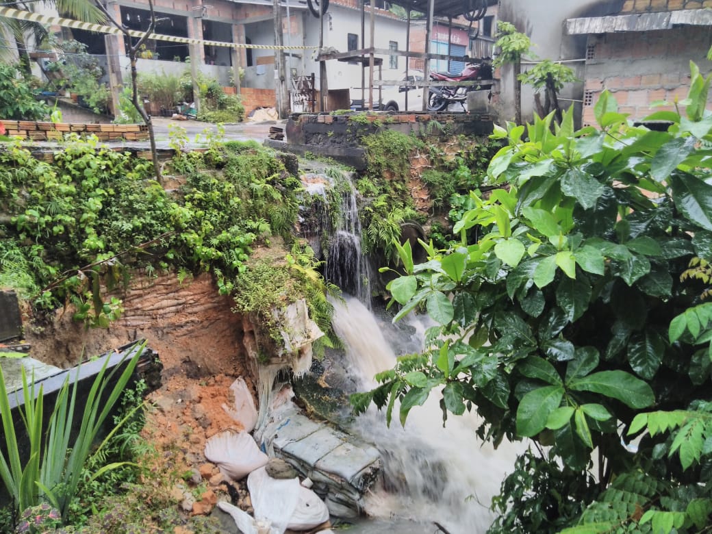 Chuva atrapalha trânsito e causa deslizamentos em Manaus