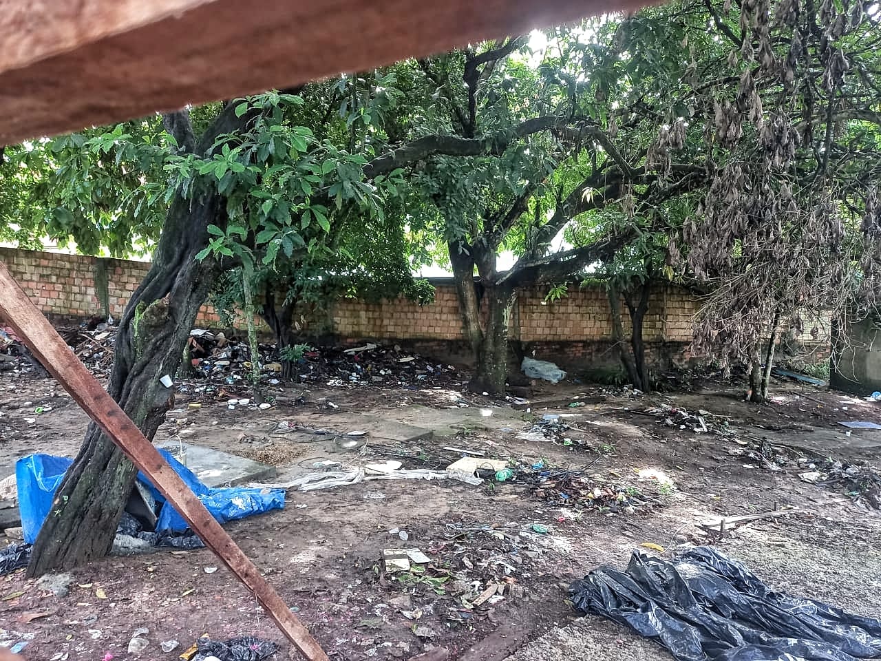 Famílias são retiradas de terreno particular invadido em Manaus 