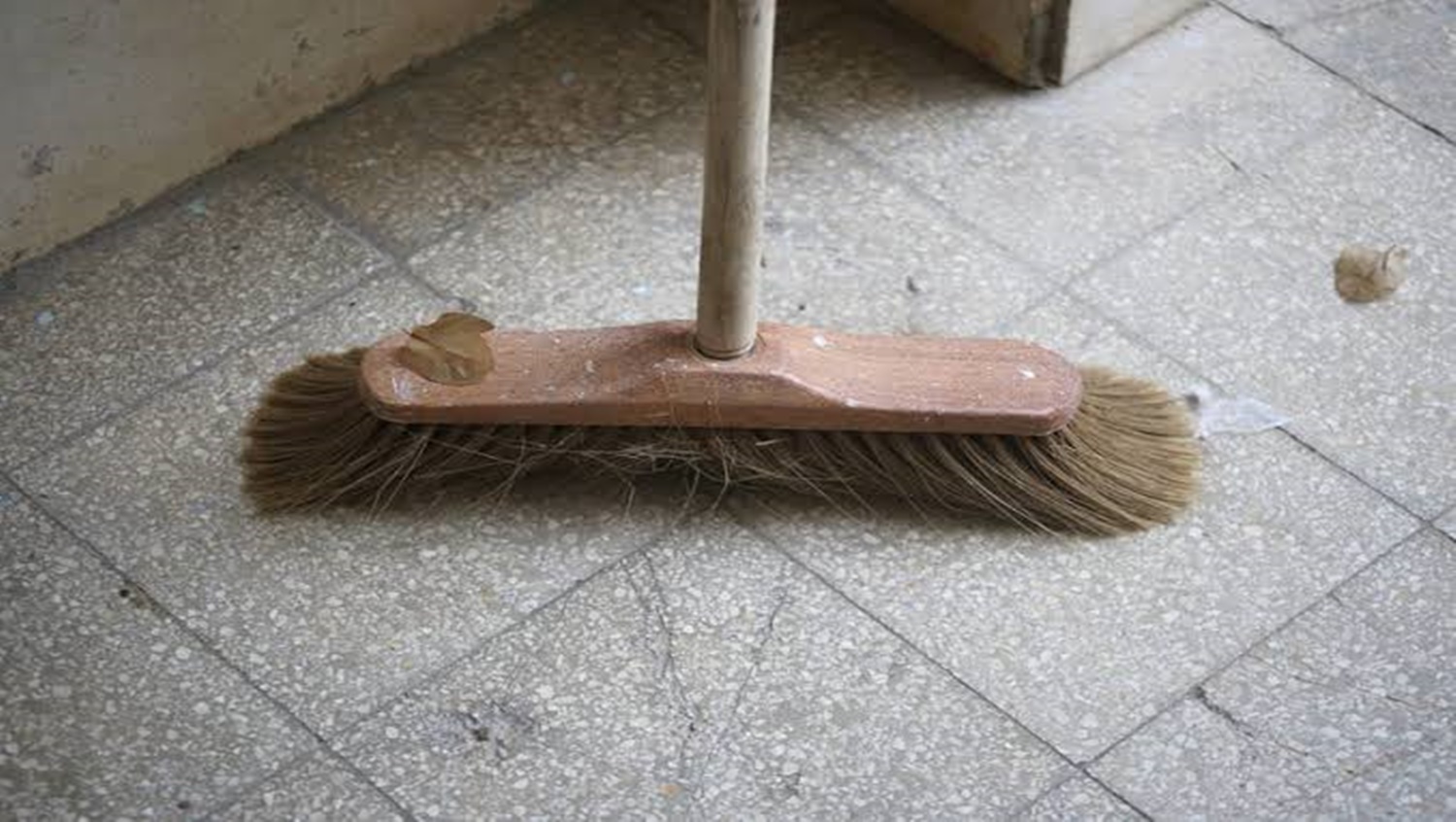 Homem alega traição e agride esposa com cabo de vassoura