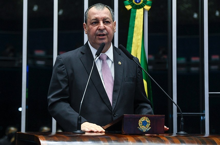 Omar pede que Senado apure denúncias de tráfico de influência no MEC