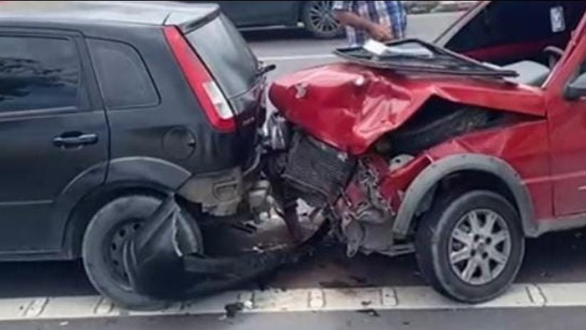 Motorista fica ferido após acidente entre quatro carros na Avenida Torquato Tapajós; vídeo
