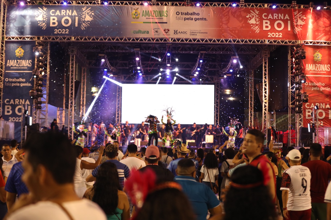 Com 10 horas de shows, 2ª noite de Carnaboi reúne mais de 9 mil pessoas em Manaus