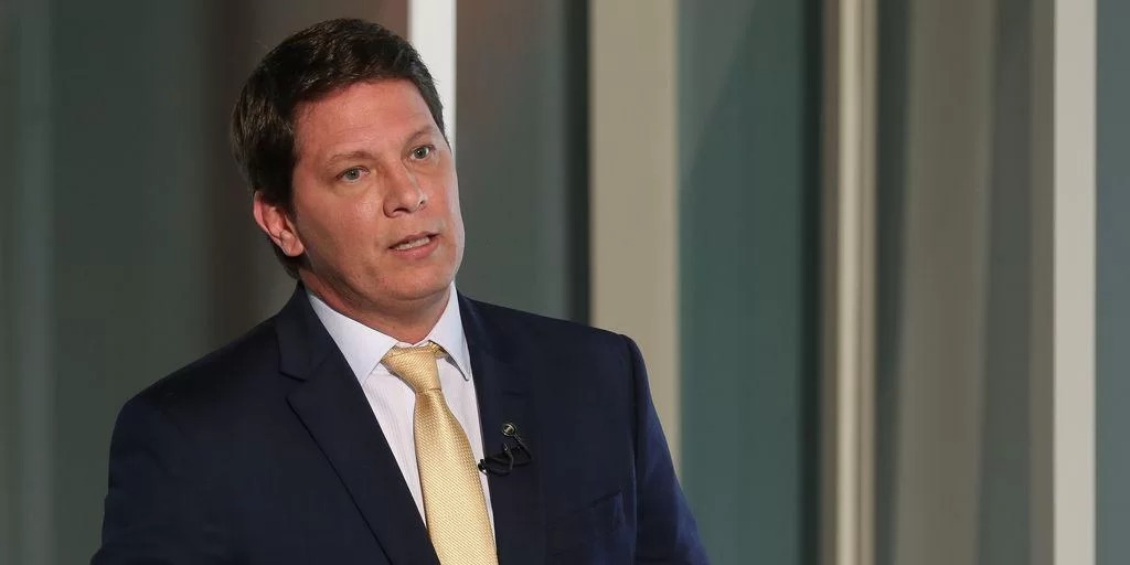 Mario Frias terá que explicar ao Senado gastos com viagem aos EUA