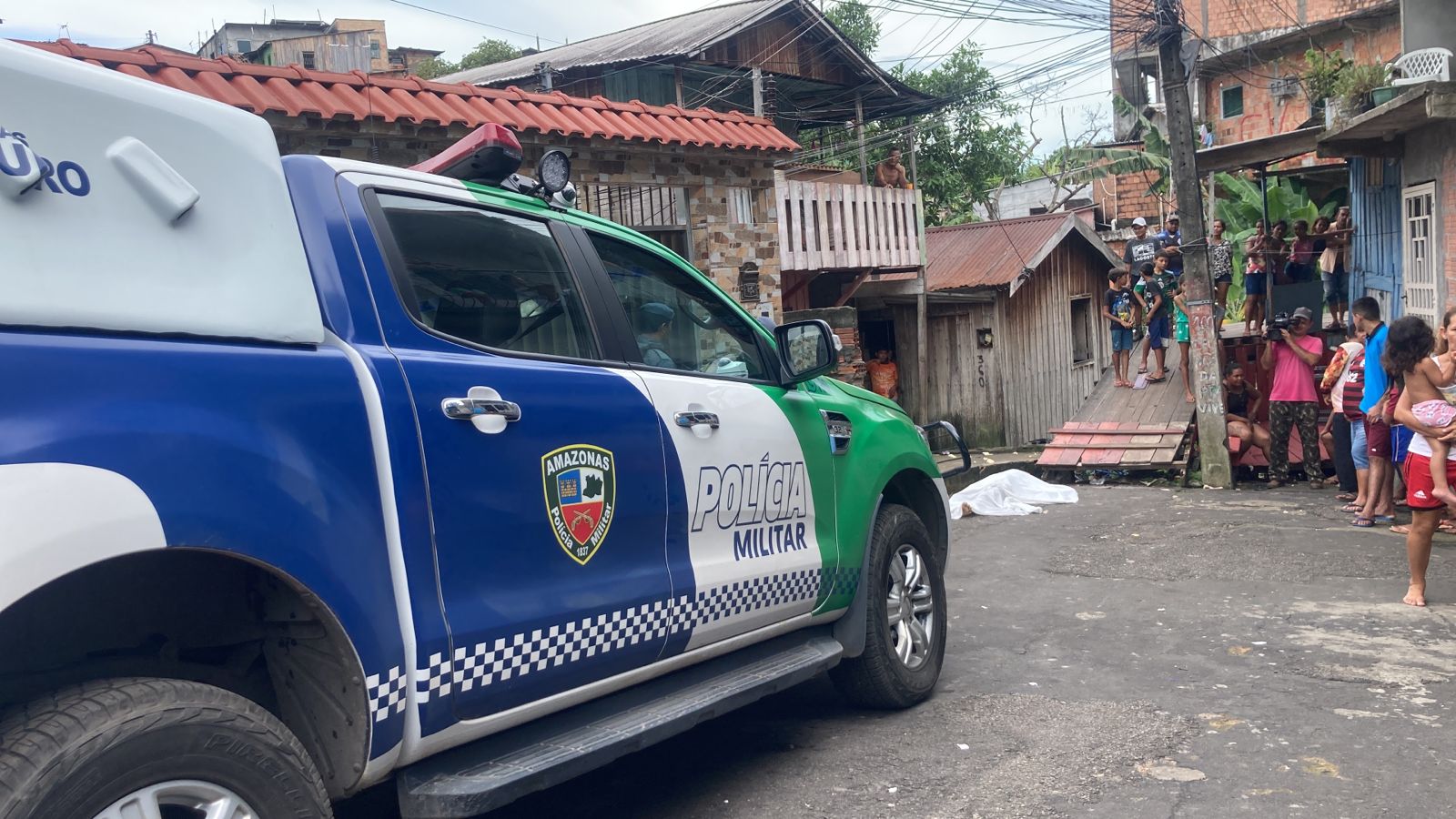 Jovem de 23 anos é executado por homens em carro na Compensa  