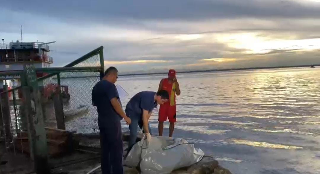 Canoeiro encontra homem dentro de saco de fibra na orla de Manaus
