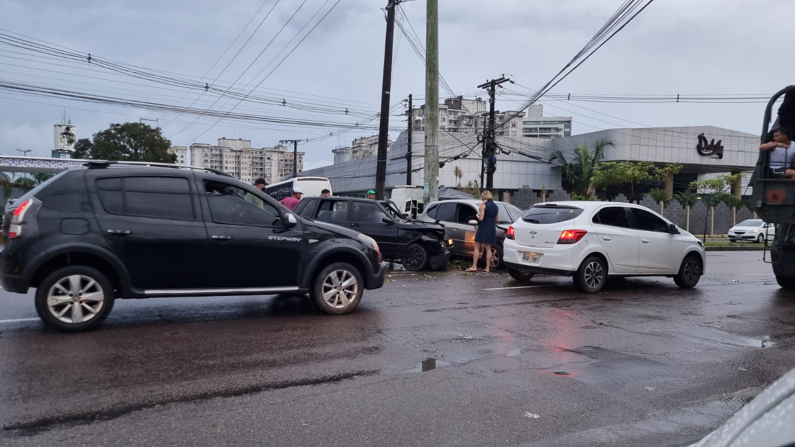 Acidente entre carros durante chuva deixa três feridos em Manaus
