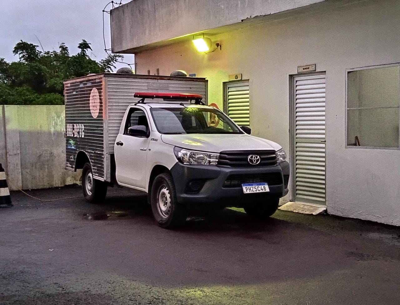 Pais são levados para a delegacia após bebê morrer em SPA de Manaus