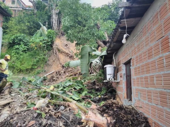 Chuva causou desabamento de casas e deslizamento de terra em Manaus