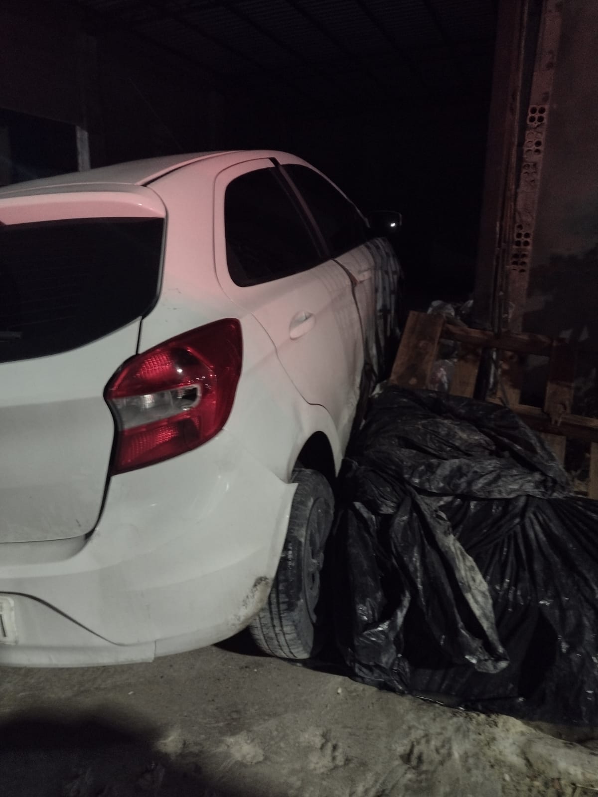 Casal é preso após colidir com muro de casa durante fuga em em Manaus