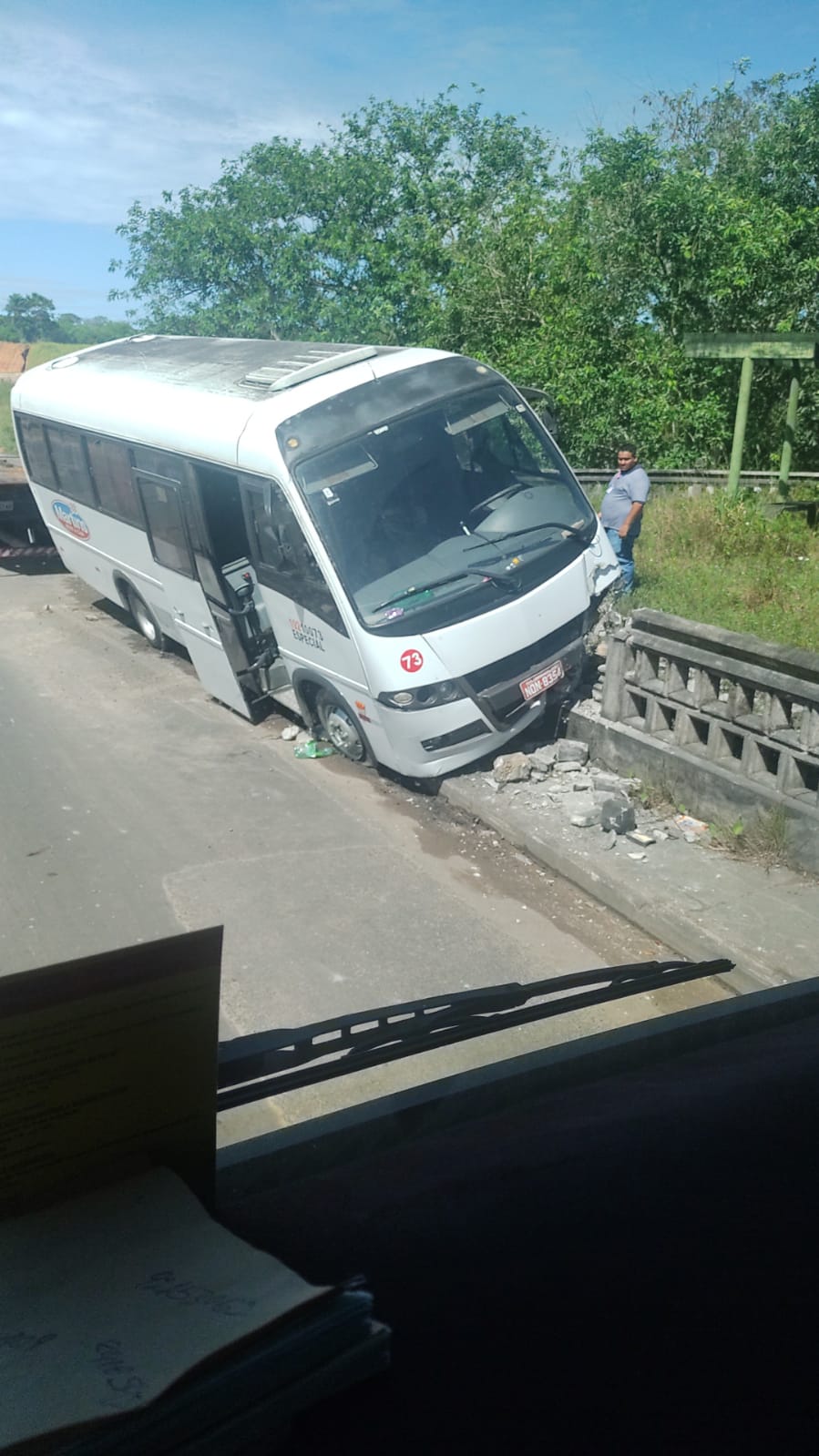 Micro-ônibus colide com mureta e quase cai em igarapé em Manaus