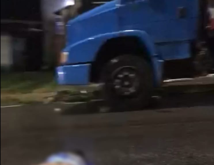 Carro com 'paredão' atropela deficiente visual e motorista foge em Manaus