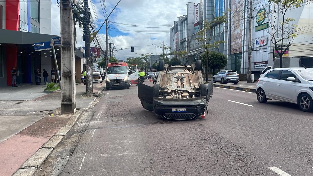 Carro capota após atingir táxi e deixar homem ferido em Manaus