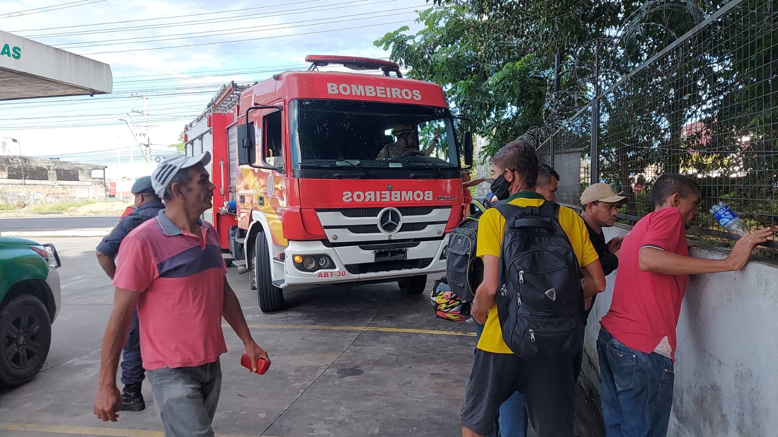 Populares encontram corpo boiando em igarapé em Manaus