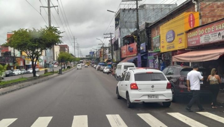 60 motoristas são flagrados estacionados em local proibido em Manaus