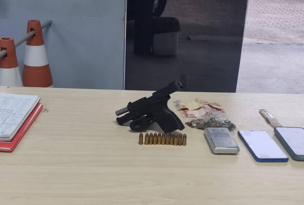 Após denúncias, dupla é presa com armas e drogas em Manaus