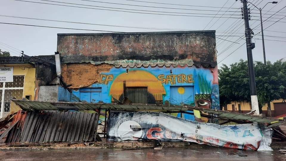 Fachada de prédio histórico desmorona durante forte chuva no Amazonas 
