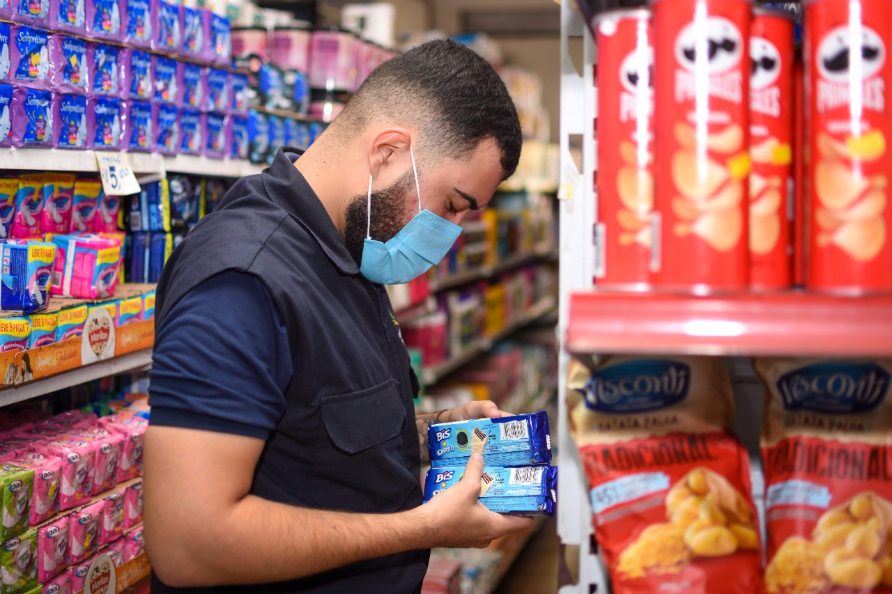 Mercadinho é flagrado vendendo alimentos e produtos vencidos em Manaus